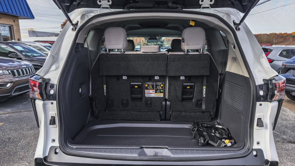 Used 2024 Toyota Sienna LE image 8