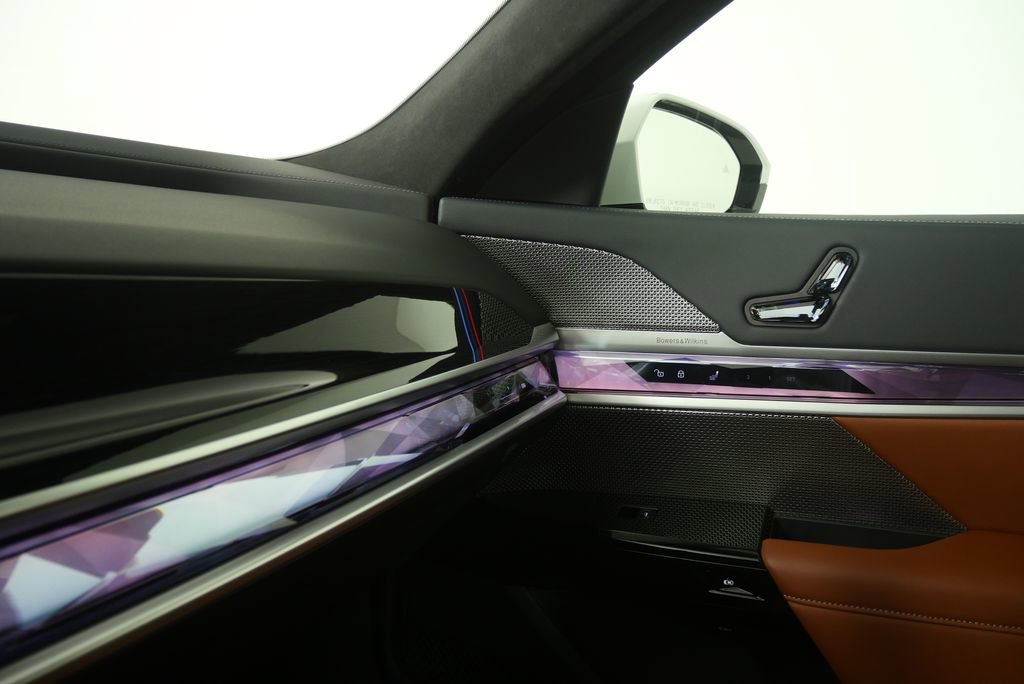 Certified 2025 BMW 740i image 31