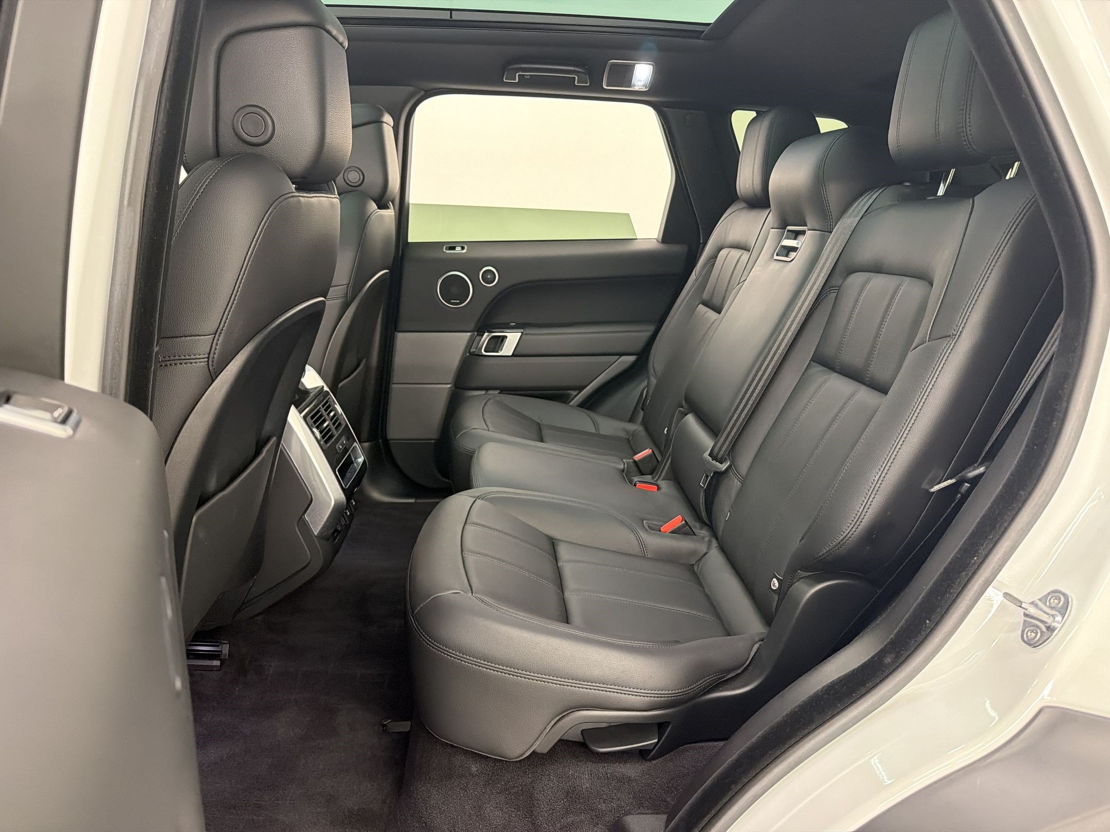 Used 2020 Land Rover Range Rover Sport SE AWD/4WD image 26