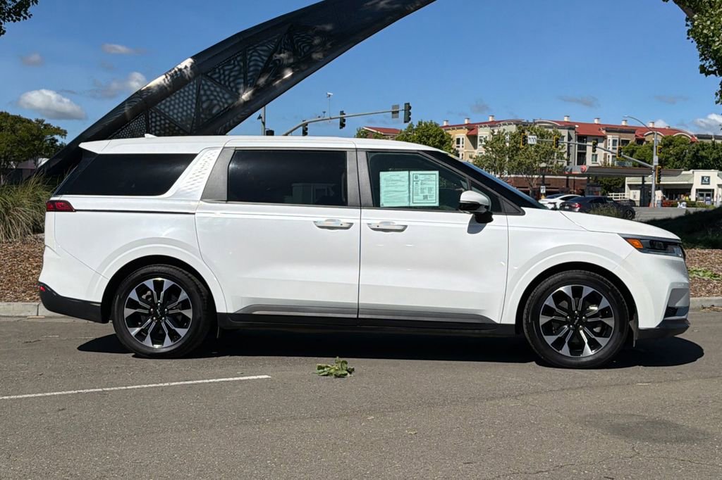 Used 2024 Kia Carnival EX FWD image 3