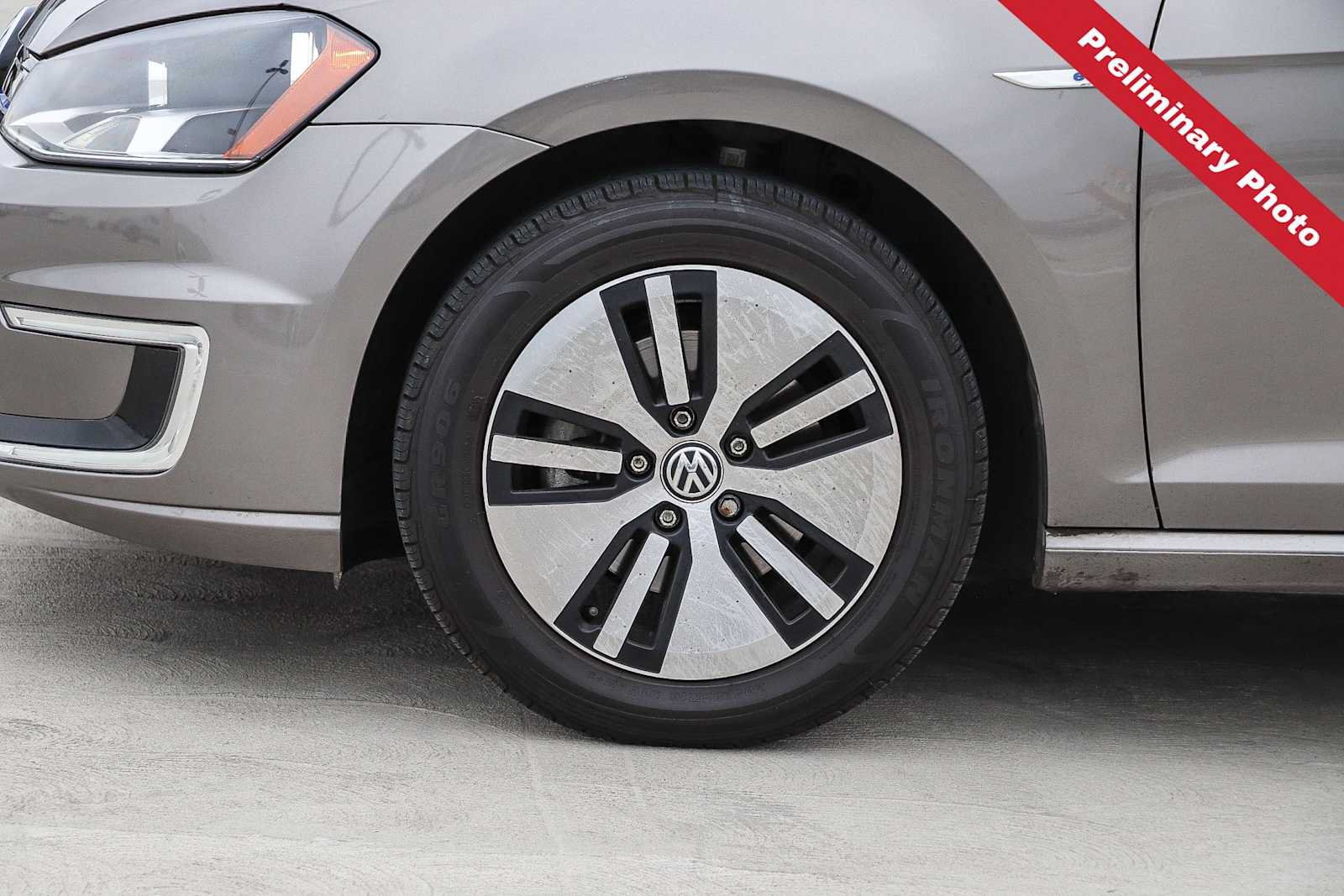 Used 2016 Volkswagen e-Golf SE FWD image 11
