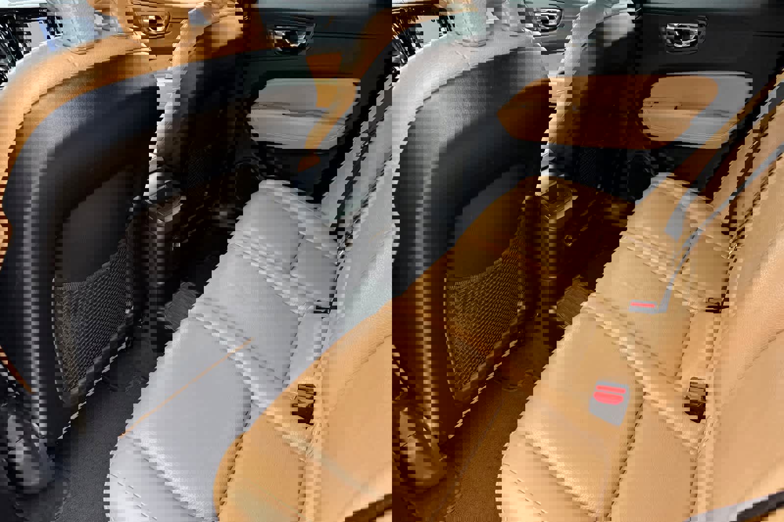 Used 2019 Volvo XC60 T8 Inscription w/ Protection Package Premier image 11