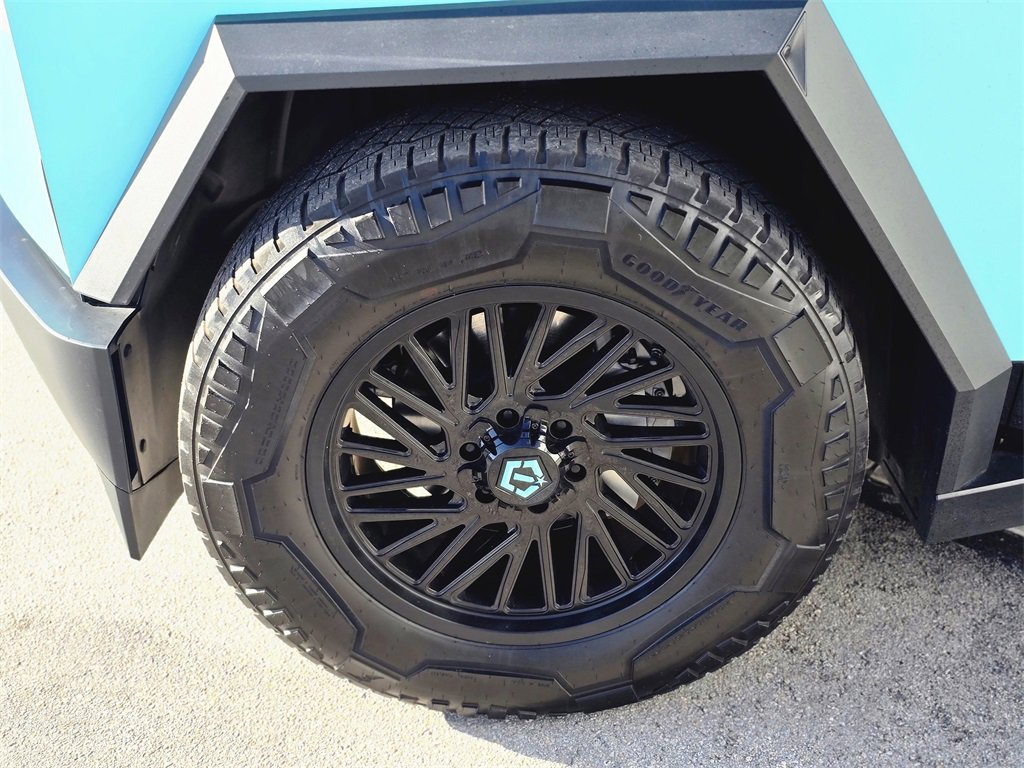 Used 2024 Tesla Cybertruck AWD Crew Cab image 5