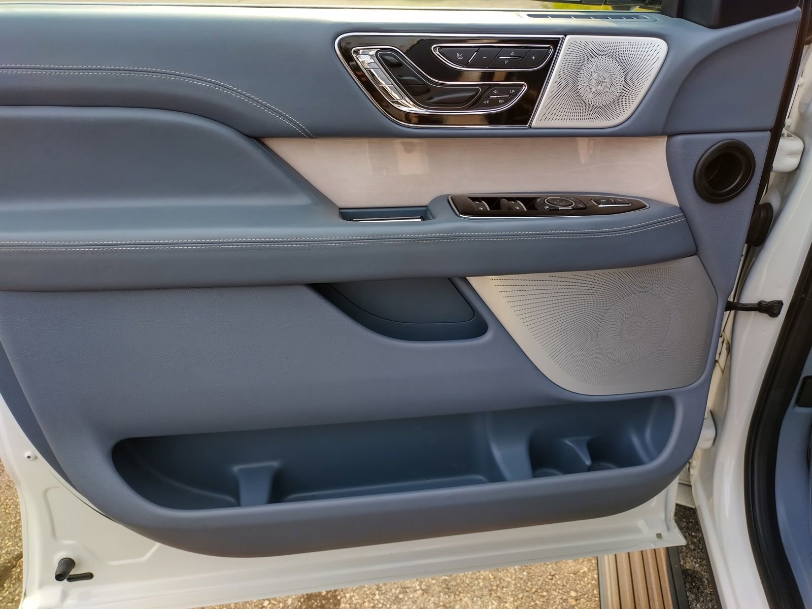 Used 2021 Lincoln Navigator Black Label w/ Cargo Convenience Package image 7