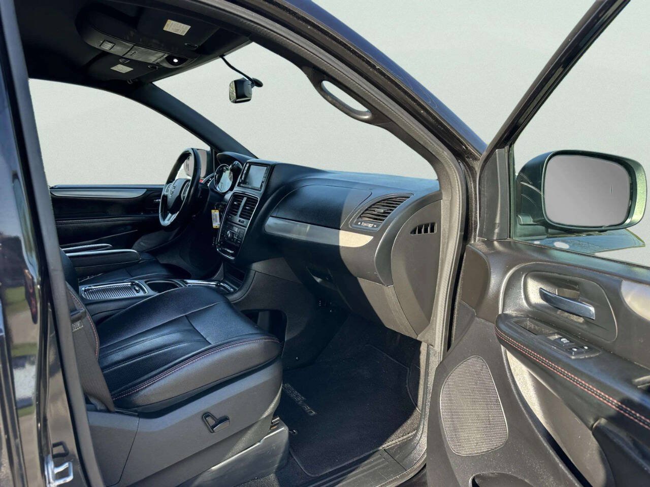 Used 2017 Dodge Grand Caravan GT FWD image 19