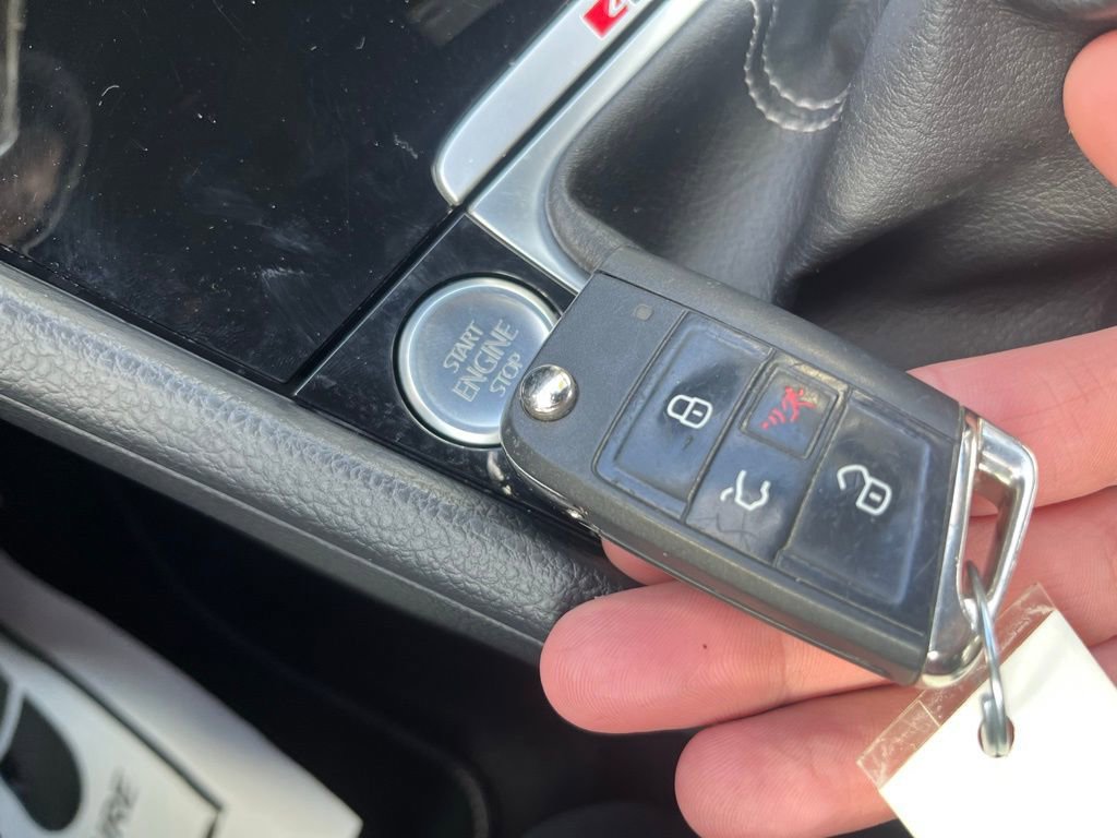 Used 2017 Volkswagen Golf R 4-Door image 39