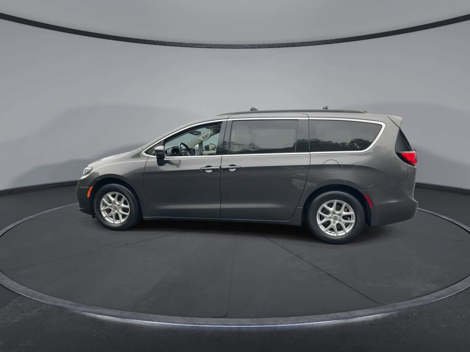 Used 2022 Chrysler Pacifica Touring-L FWD image 5