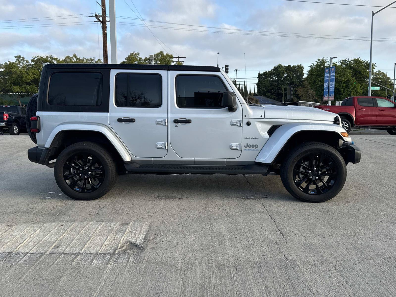 Used 2023 Jeep Wrangler Unlimited Sahara w/ Cold Weather Group AWD/4WD image 2