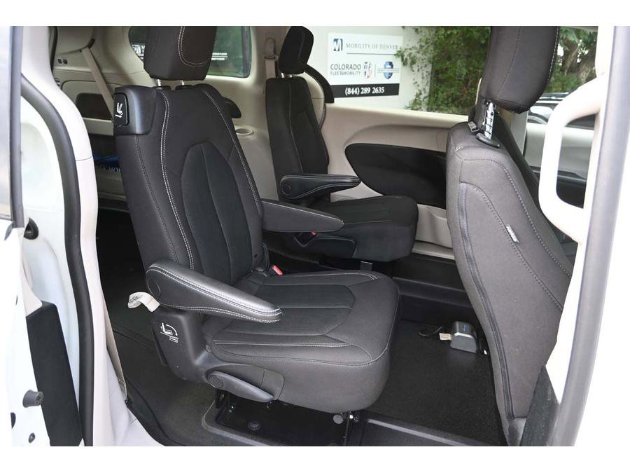 Used 2023 Chrysler Voyager LX image 17