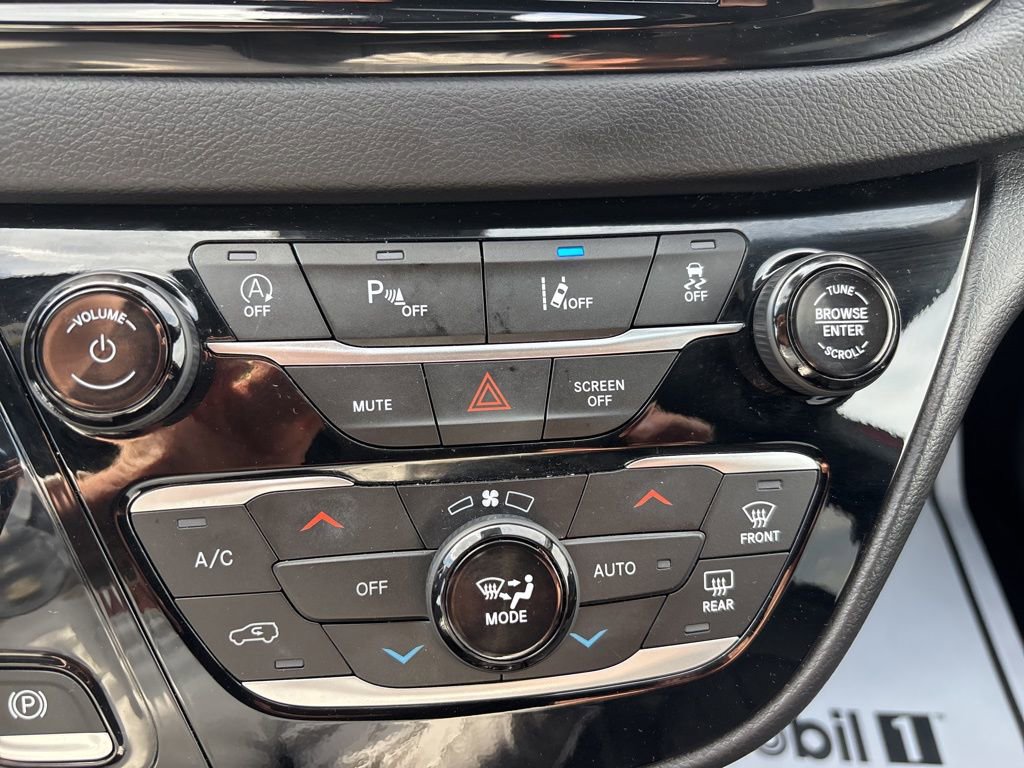 Used 2025 Chrysler Pacifica Select image 28