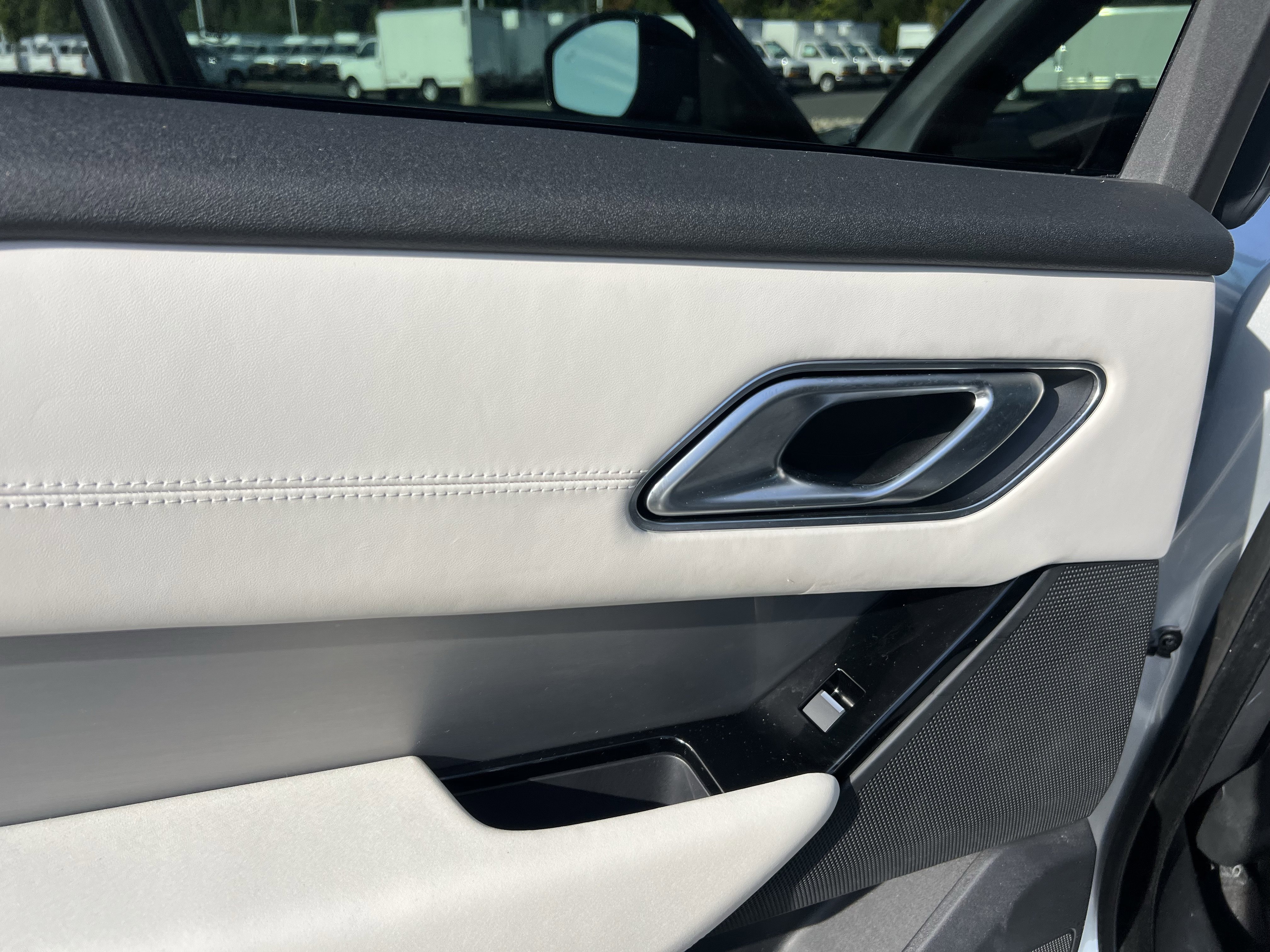 Used 2023 Land Rover Range Rover Velar R-Dynamic S image 31