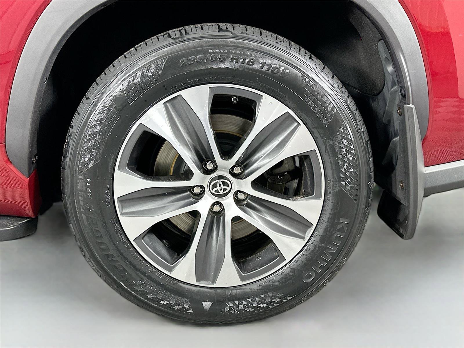 Certified 2021 Toyota Highlander XLE AWD/4WD image 31