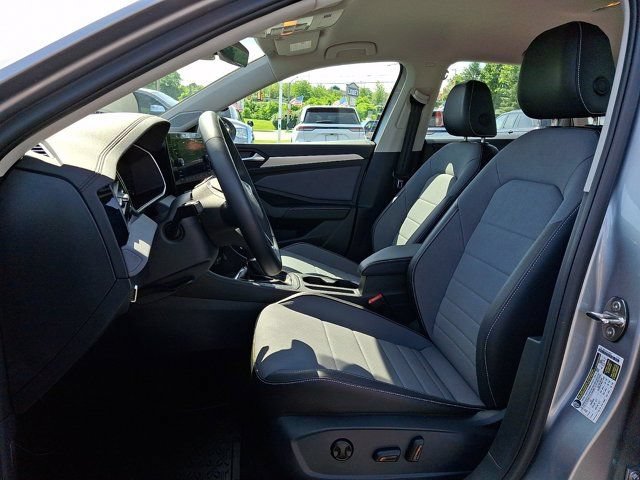 Certified 2025 Volkswagen Jetta SE FWD image 17