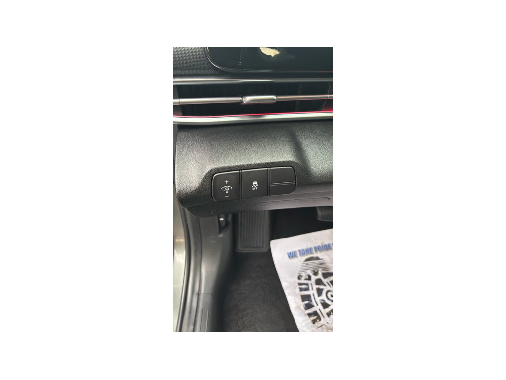 Used 2025 Hyundai Elantra SEL FWD image 13