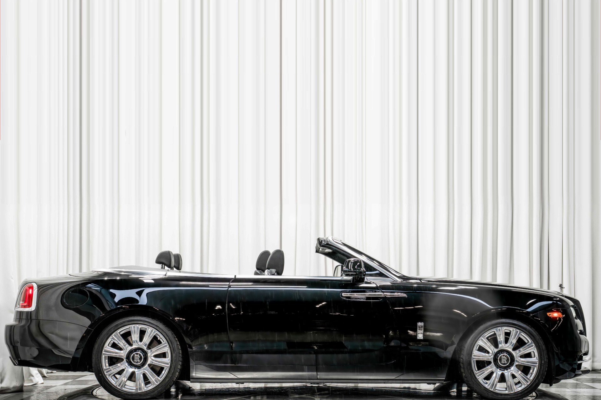 Used 2017 Rolls-Royce Dawn image 2