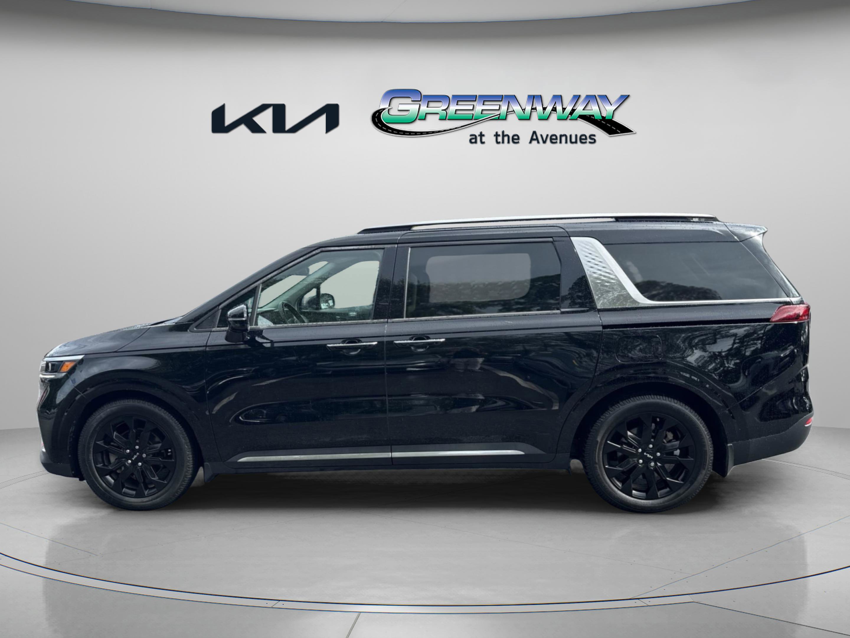 Used 2023 Kia Carnival SX image 2