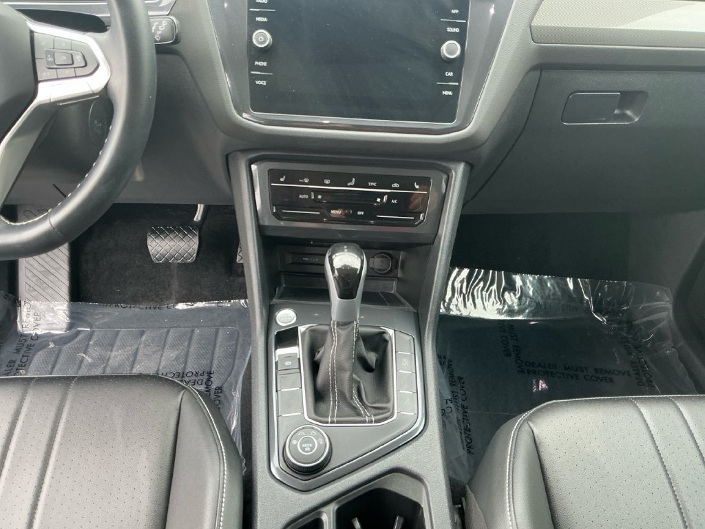 Used 2024 Volkswagen Tiguan SE w/ Panoramic Sunroof Package AWD/4WD image 11