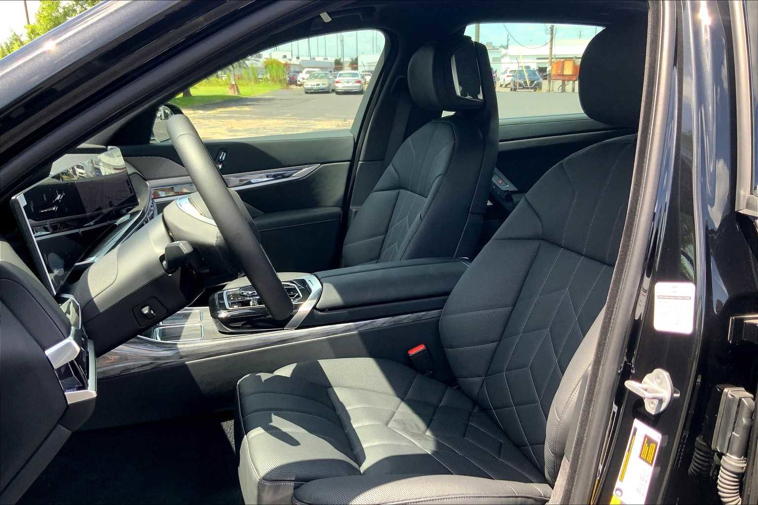 Certified 2025 BMW i7 eDrive50 w/ Premium Package image 9