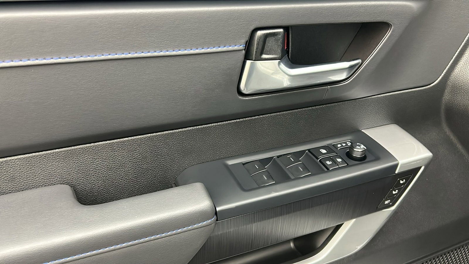 Used 2025 Toyota Sequoia Platinum image 33