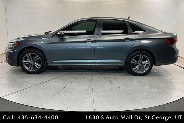 Used 2022 Volkswagen Jetta SE image 2