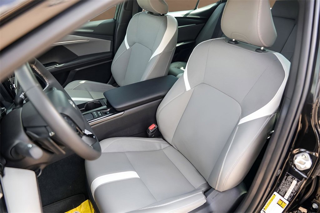 Used 2025 Toyota Camry SE w/ Convenience Package image 7