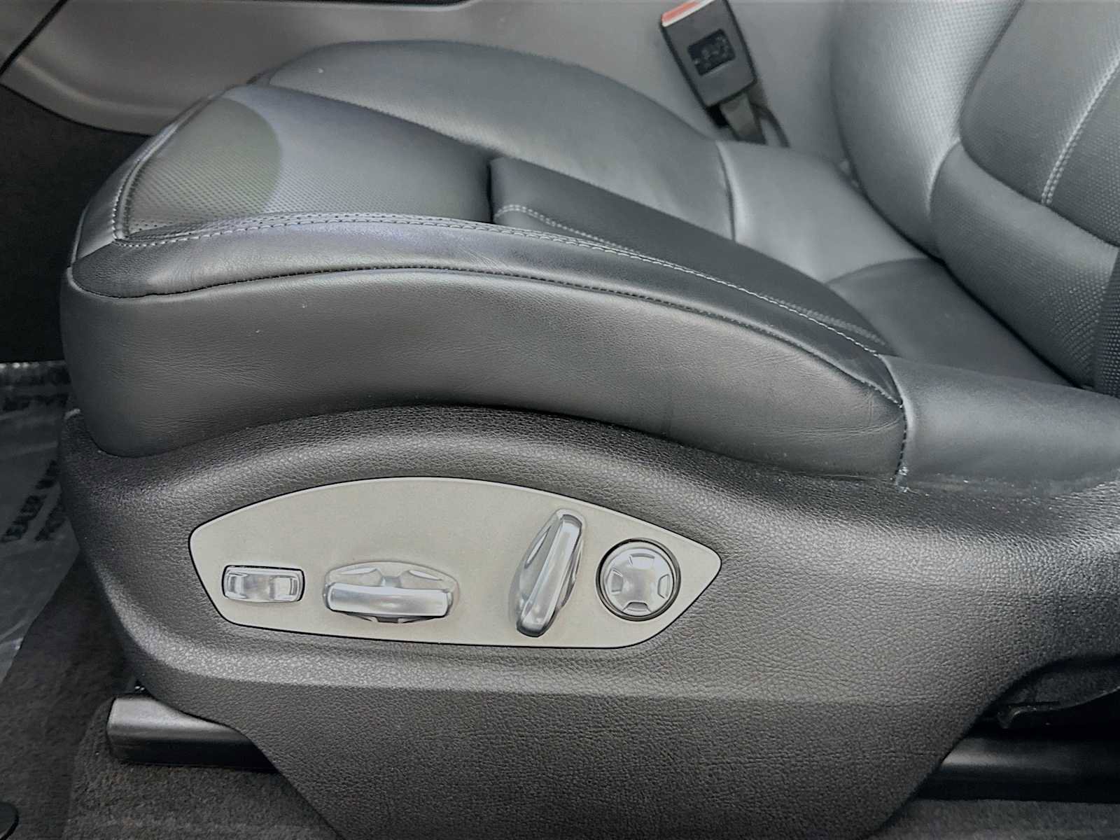 Certified 2025 Porsche Macan AWD/4WD image 13