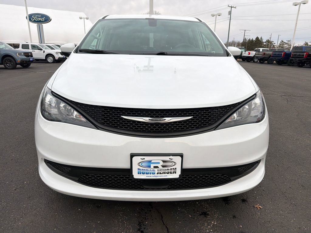 Used 2022 Chrysler Voyager LX image 8