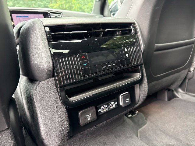 Used 2025 Jeep Wagoneer 4WD w/ Premium Group I image 18