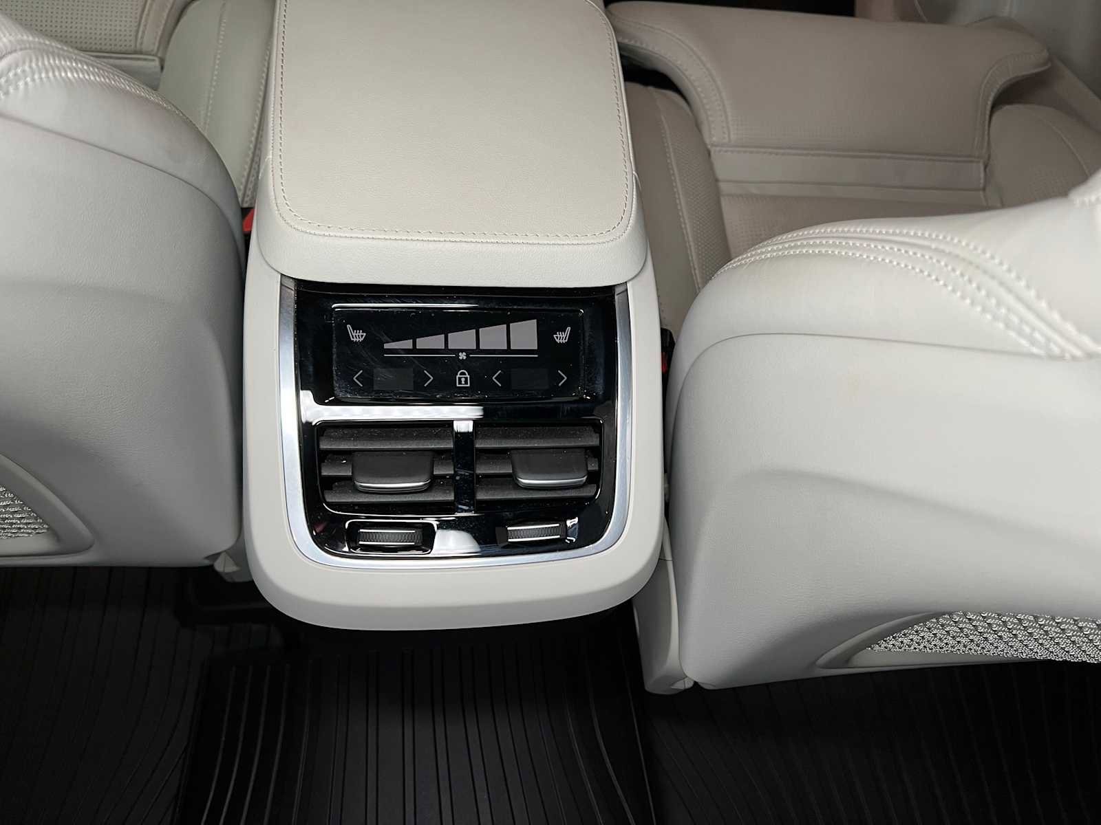 Used 2024 Volvo XC90 B6 Ultimate w/ Lounge Package image 43