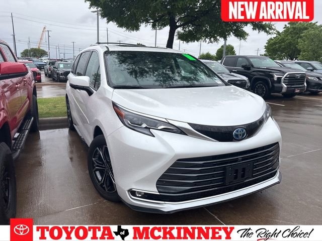Used 2025 Toyota Sienna Platinum image 1