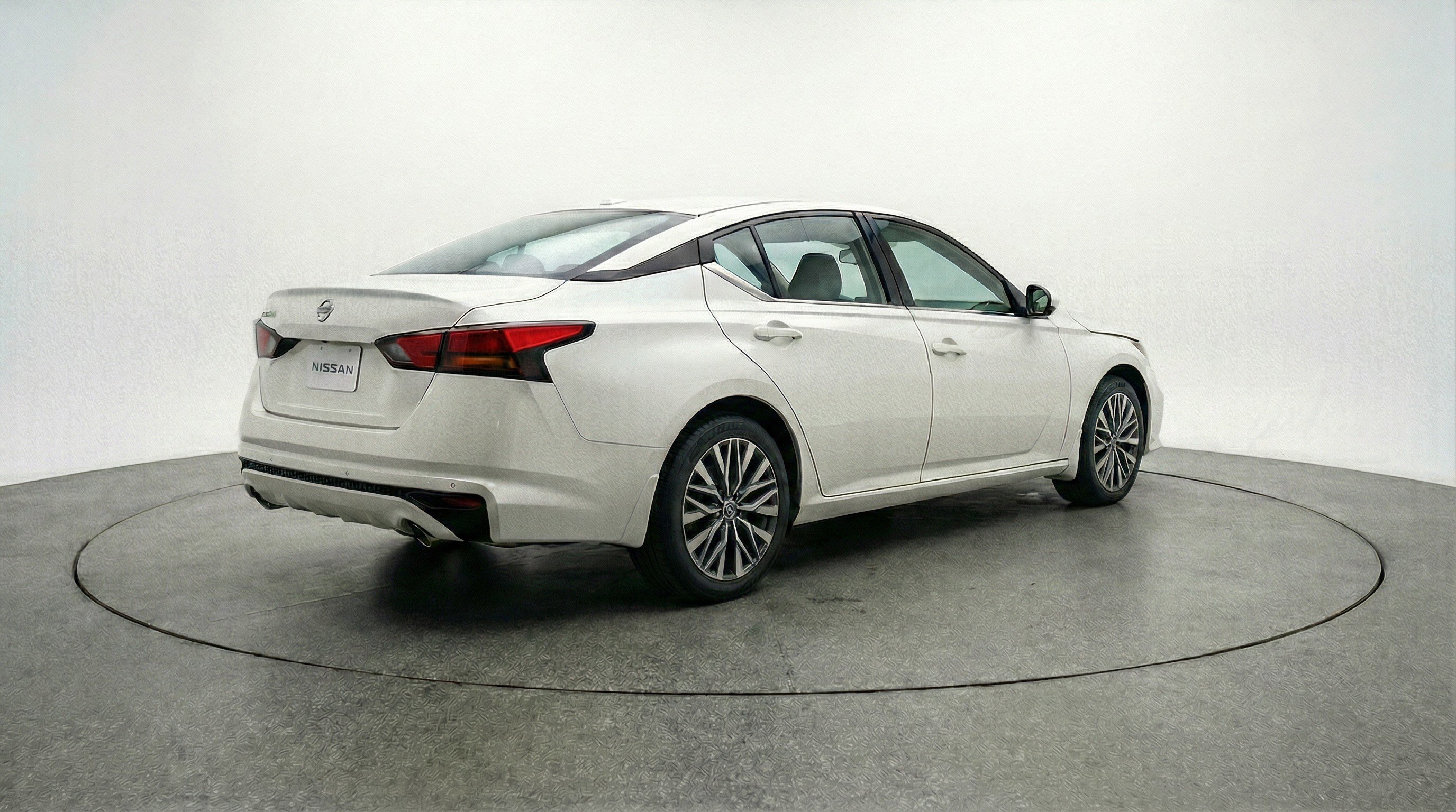 Used 2025 Nissan Altima 2.5 SV image 9