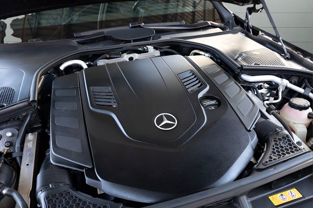 Used 2022 Mercedes-Benz S 580 4MATIC Sedan w/ AMG Line Package image 96