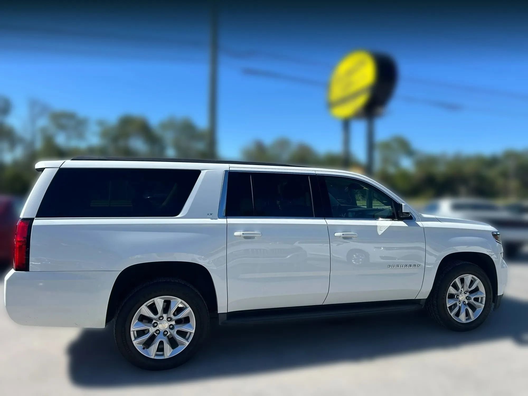 Used 2017 Chevrolet Suburban LT RWD image 7
