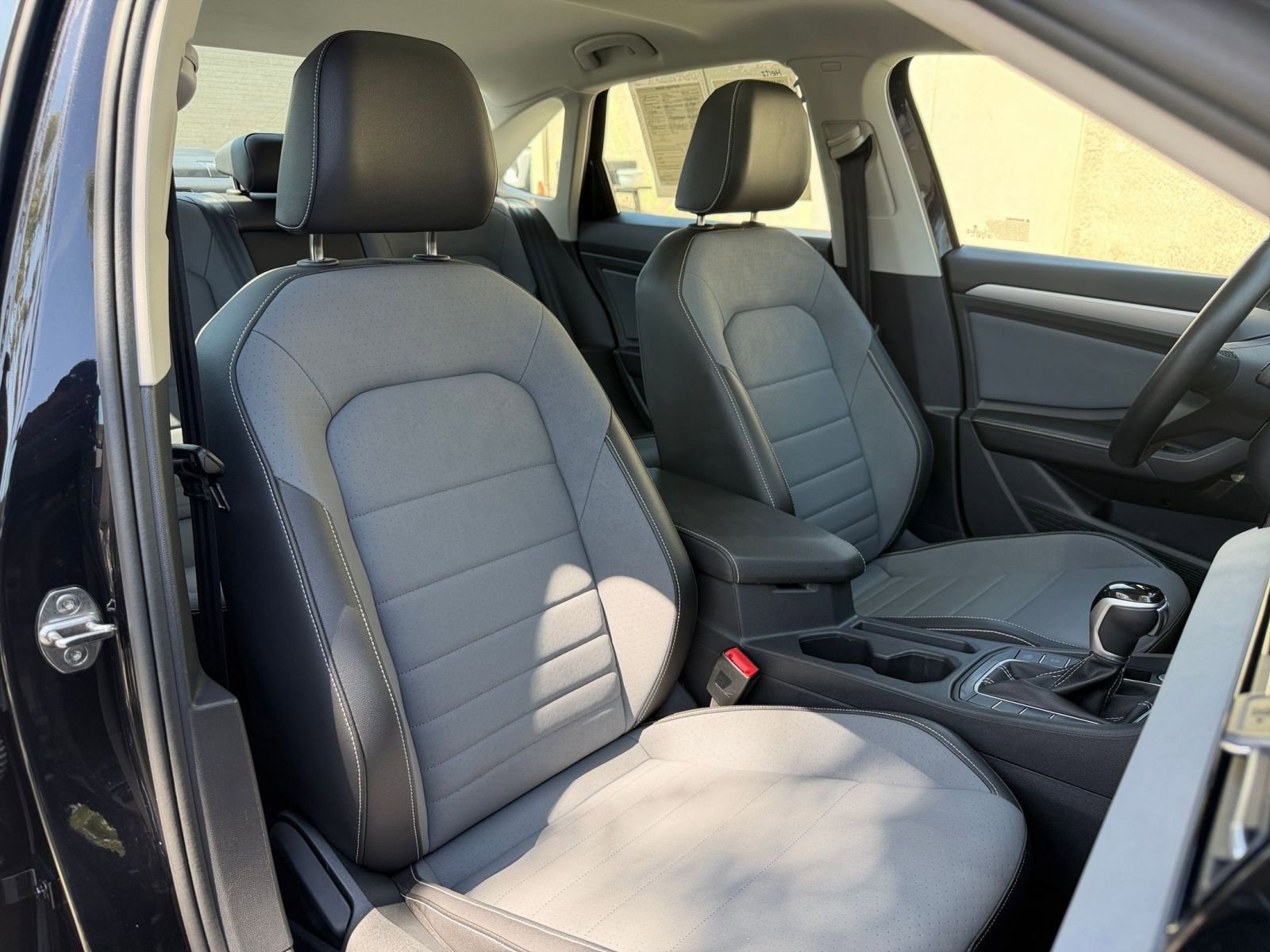 Used 2025 Volkswagen Jetta SE image 37