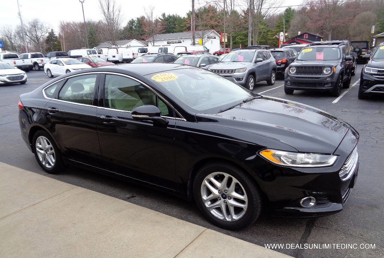 Used 2016 Ford Fusion SE w/ Equipment Group 202A image 2