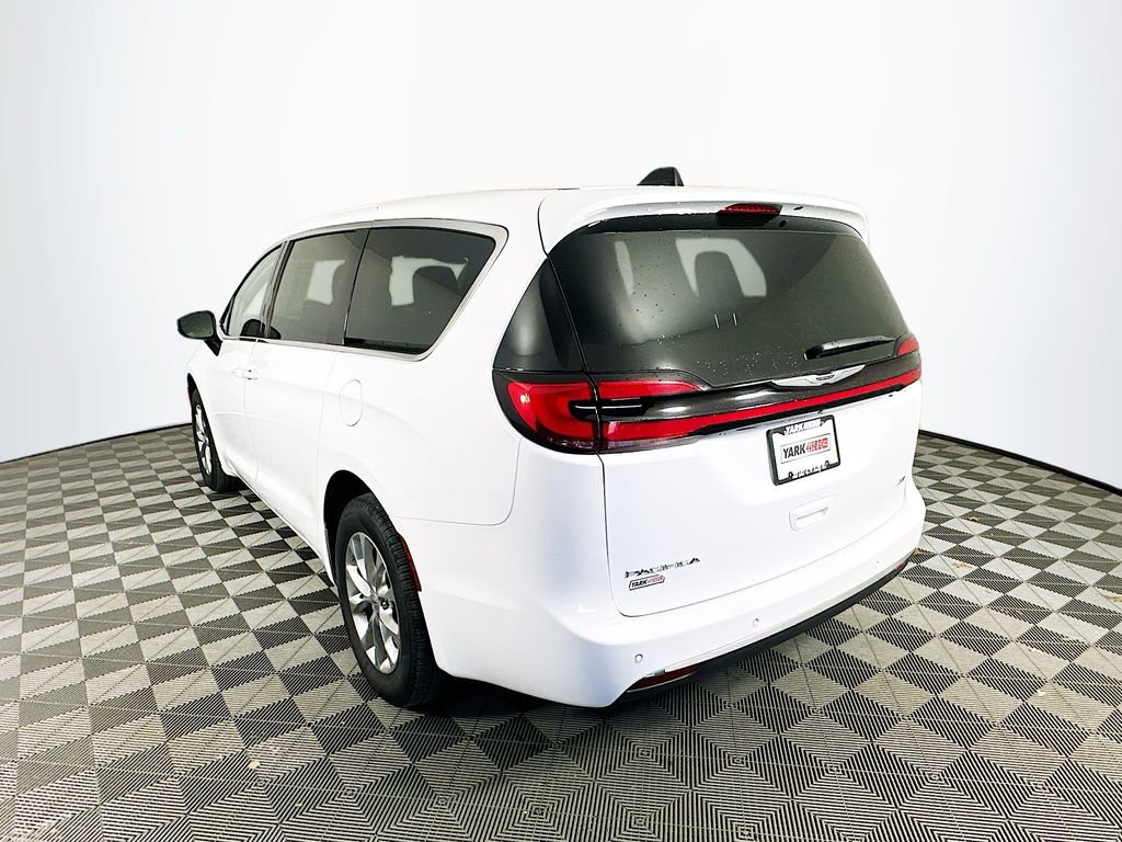 Used 2023 Chrysler Pacifica Touring-L image 7
