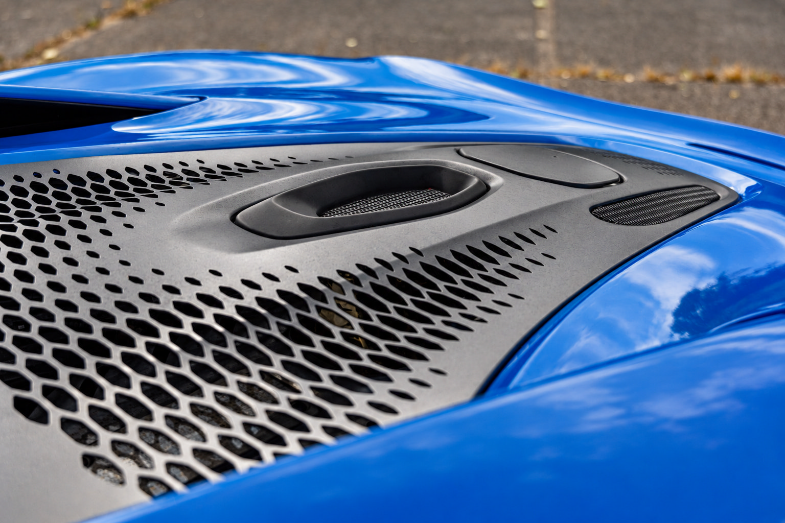 Used 2024 McLaren Artura RWD image 16