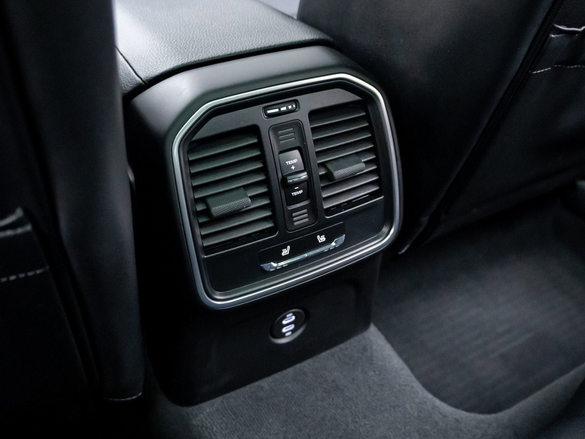 Certified 2025 Porsche Macan AWD/4WD image 19