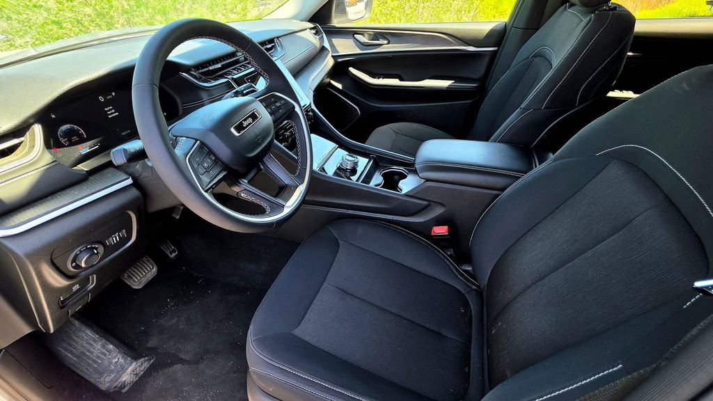 Used 2024 Jeep Grand Cherokee L Laredo AWD/4WD image 17