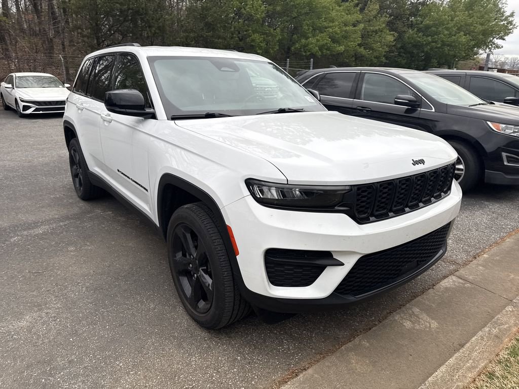Used 2022 Jeep Grand Cherokee Altitude image 2