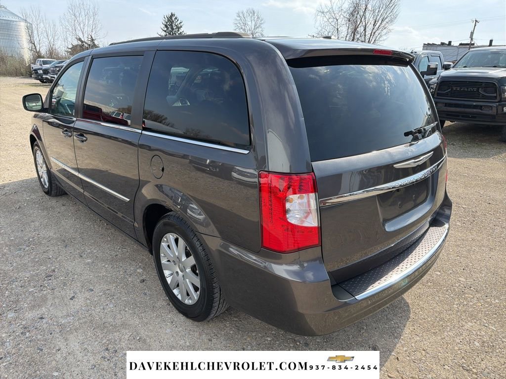 Used 2015 Chrysler Town & Country Touring image 4