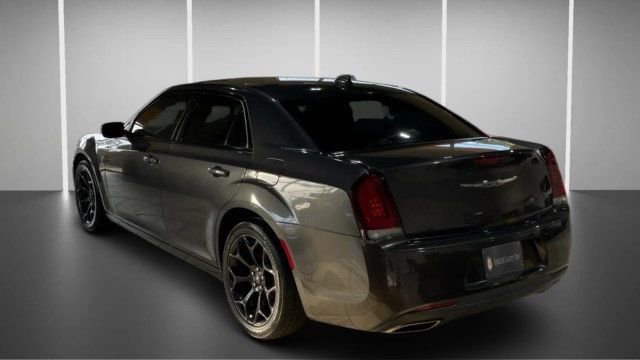 Used 2019 Chrysler 300 Touring w/ Sport Appearance Package image 5