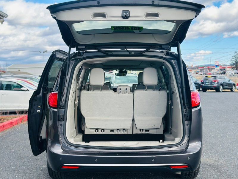 Used 2018 Chrysler Pacifica Limited w/ Advanced Safetytec Group image 9