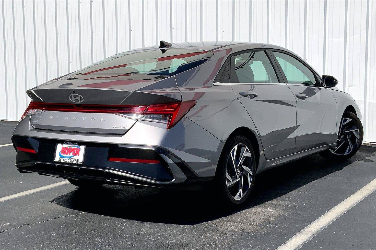 Used 2025 Hyundai Elantra Limited FWD image 11
