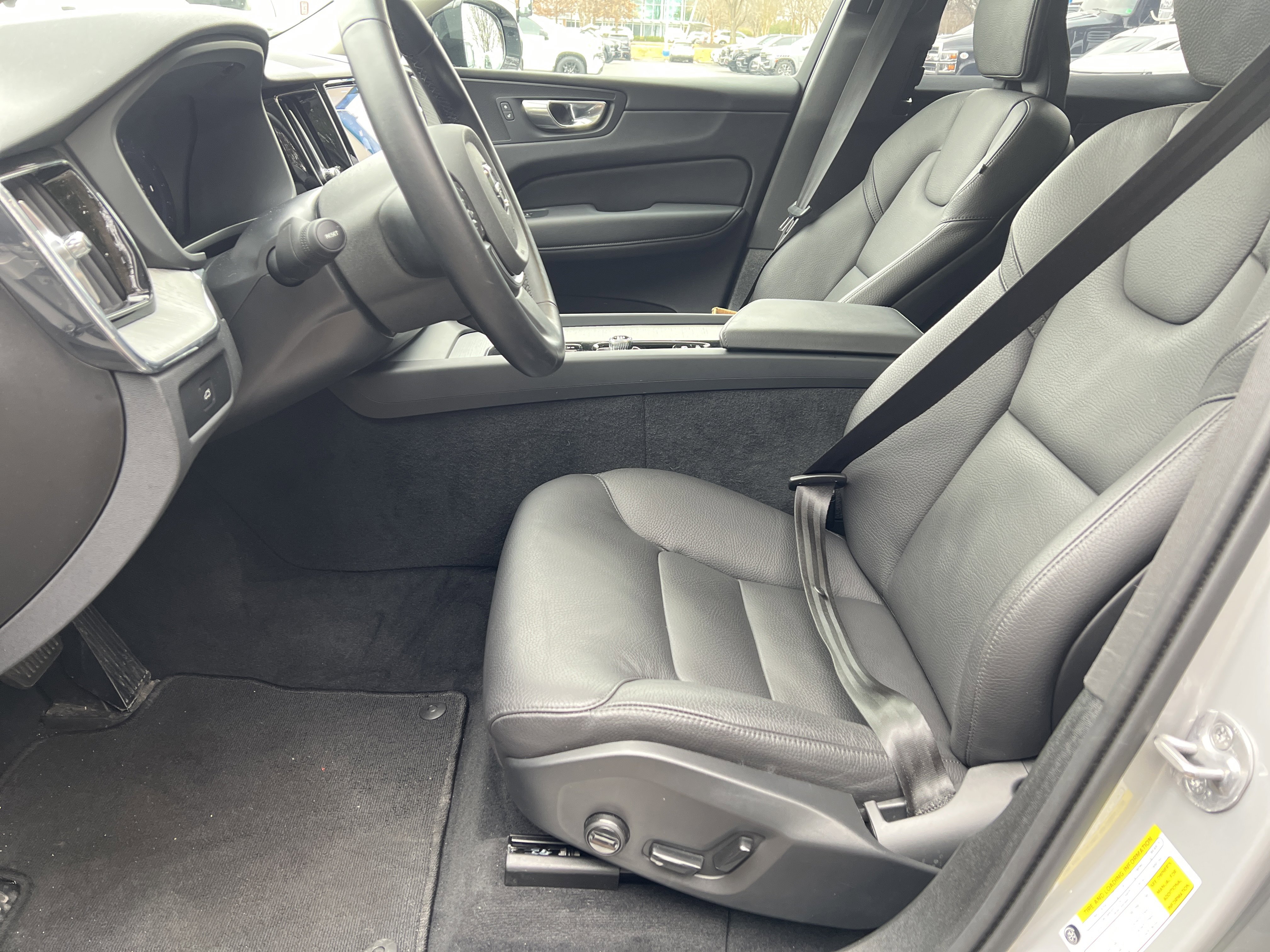 Used 2025 Volvo XC60 B5 Plus image 16