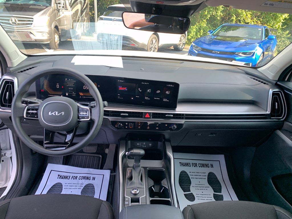 Used 2025 Kia Sorento LX FWD image 11