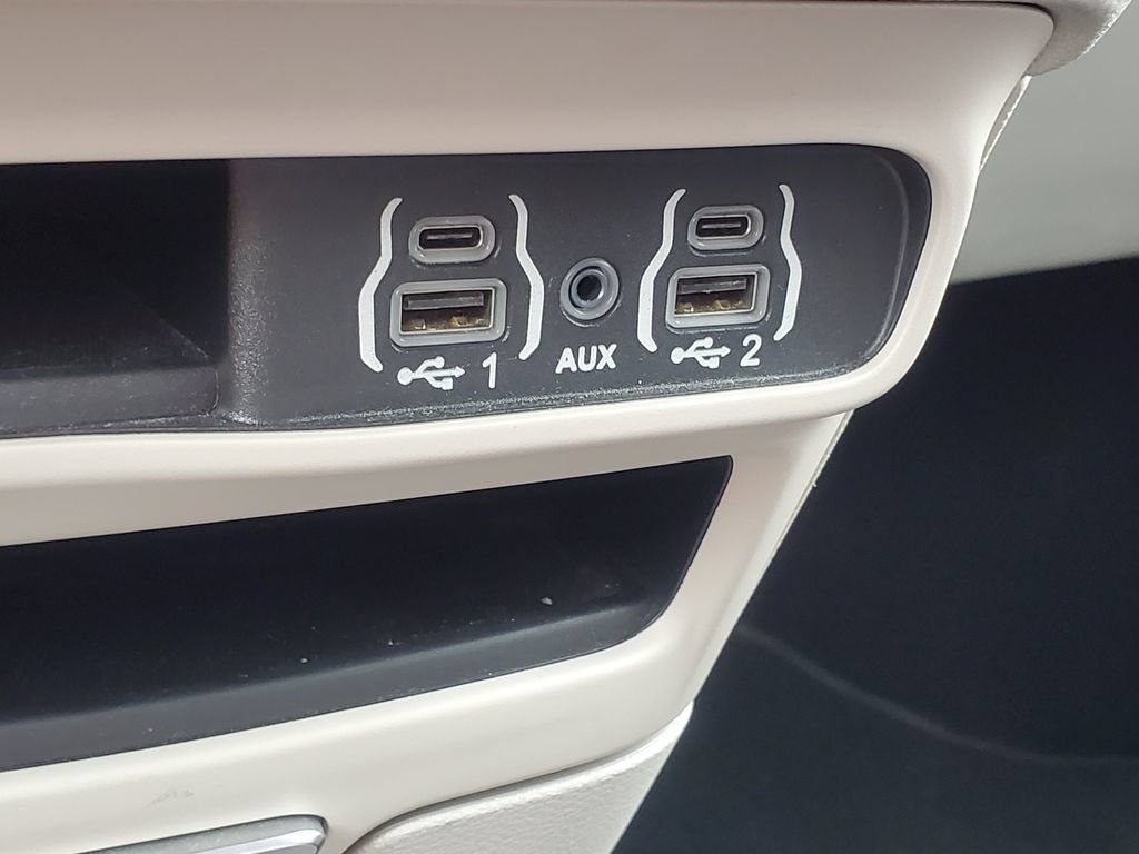 Used 2023 Chrysler Pacifica Touring-L FWD image 23