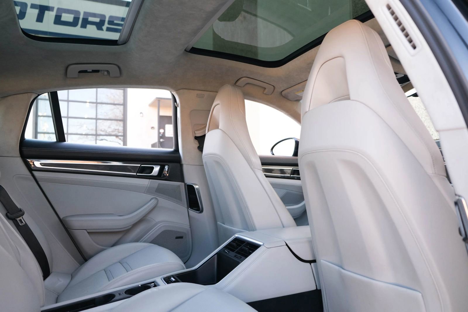 Used 2017 Porsche Panamera Turbo w/ Carbon Fiber Interior Package image 28