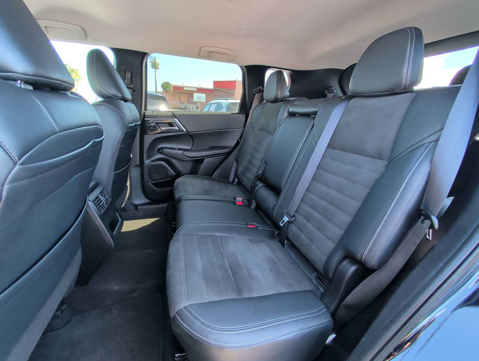 Used 2024 Mitsubishi Outlander FWD image 24