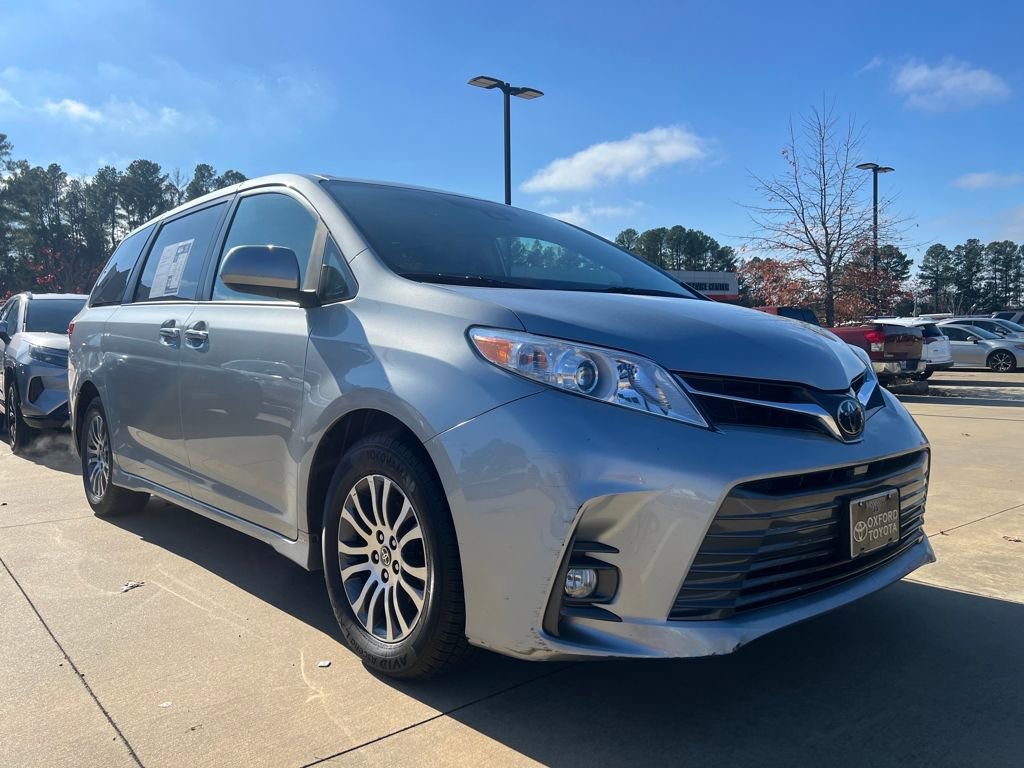 Used 2020 Toyota Sienna XLE w/ XLE Navigation Package image 1